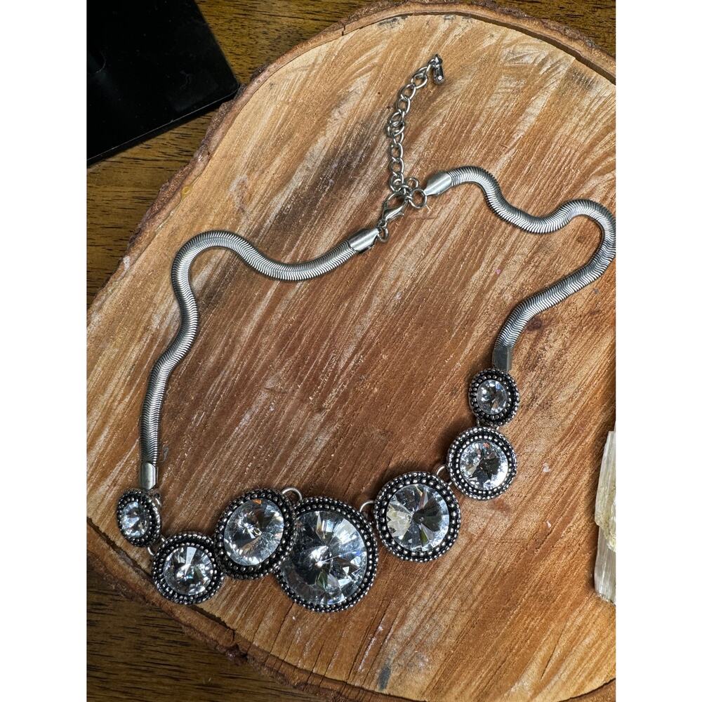 Round Framed Crystal Gem Necklace Unbranded Silver Tone Chunky Necklace - Picture 3 of 4